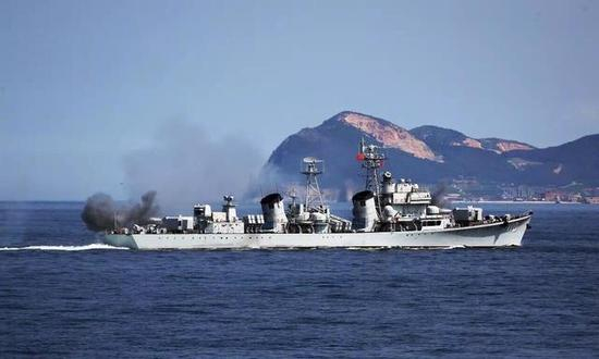 33岁“高龄”的051型驱逐舰大连舰，今年开展了双管130毫米主炮对岸射击训练。