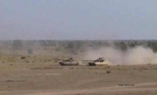 图片：T-84“堡垒”M坦克与VT4坦克跑车。