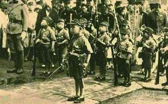 　　图片：疯狂的日本人发动了2800万人组成所谓的国民义勇队，这些孩子也得参战。所以“原子弹下无冤魂”一点也没错。