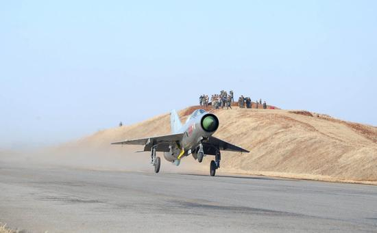 朝鲜人民军的战斗机从高速公路上起飞，对于前线国家而言，这种战术十分流行