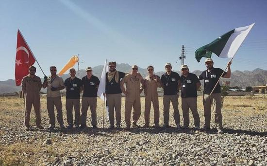 图片：完成T-129直升机高原试飞的土耳其和巴基斯坦工作团队。