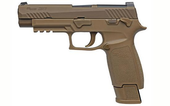 图为美陆军即将换装的M17手枪。