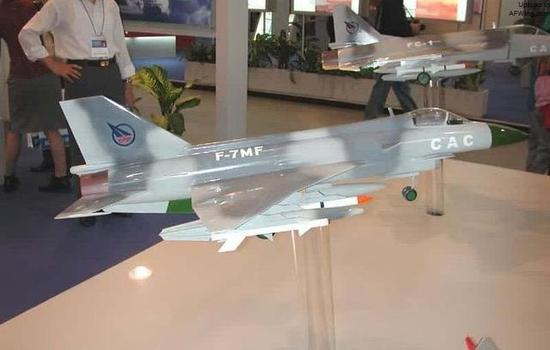 图片：珠海航展上的歼-7MF战斗机模型。