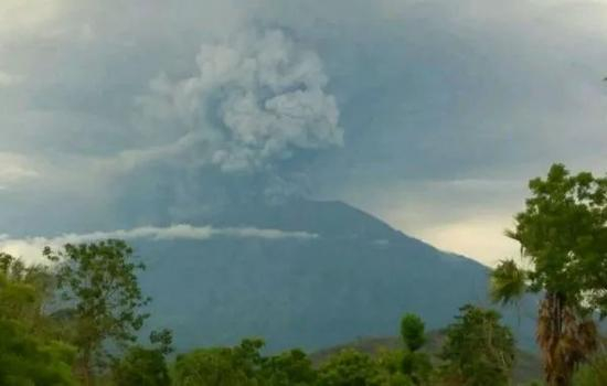 巴厘岛阿贡火山喷发