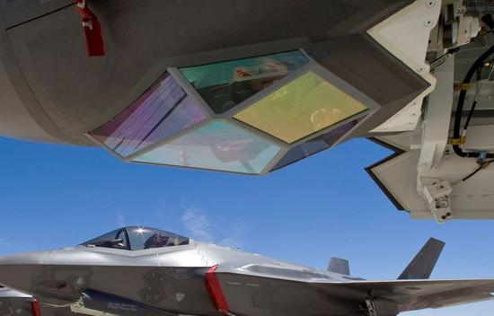 F-35 机头下方的光电瞄准系统（EOTS）外罩