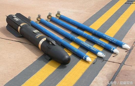 左为AGM-114 海尔法空地导弹，右为 70毫米“九头蛇”航空火箭弹