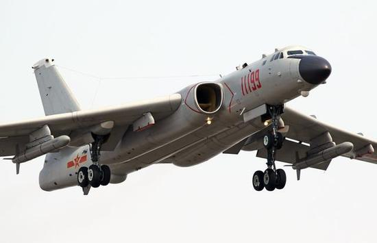 图为挂载远程反舰巡航导弹的中国空军H-6K轰炸机。