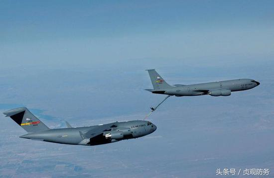 △C-17A不愧“环球霸王”的称号，妥善率超高，图为KC-135在给它加油
