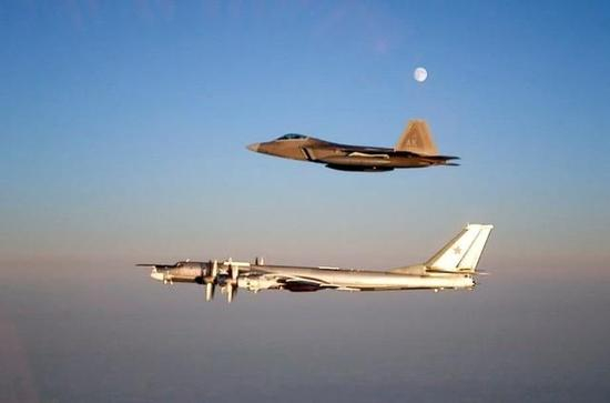 图-95轰炸机与F-22隐形战斗机。