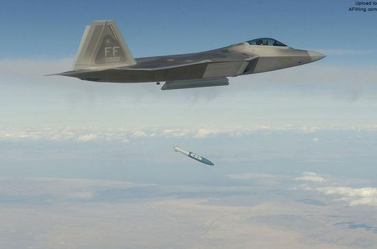 F-22已经在叙利亚的实战中投掷了1000磅（约454千克）重的“杰达姆”制导炸弹