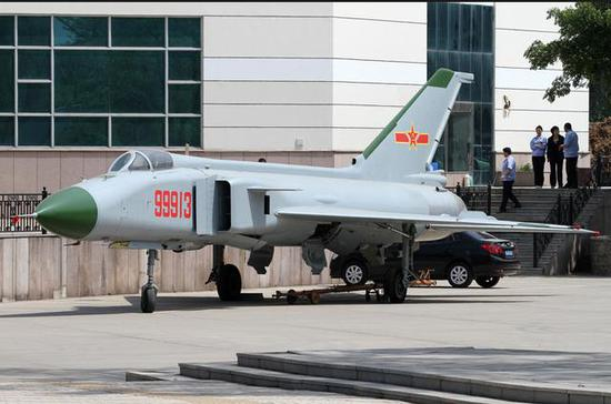 图为停放在中航某厂内的歼-8III纪念碑。红白绿三色的鲜明对比度不言而喻。