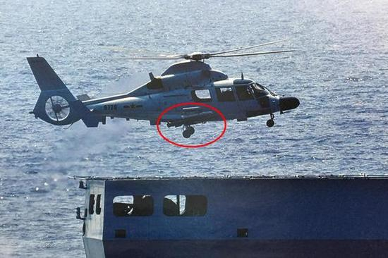 图片：红圈中的鹰击-9型小型反舰导弹。