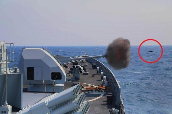 052B型驱逐舰100毫米舰炮开火的画面，现在已不多见了。