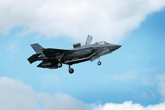 （美军最先进的F-35B战机，具备垂直起降的能力）