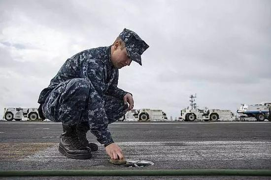 甲板表面能耐 高盐、高湿、高温差的海洋性气候，避免钢质底材的腐蚀加剧