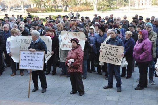 船厂工人索要拖欠许久的工资
