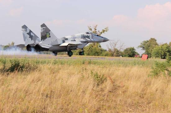 从高速公路上起降的MiG29战斗机