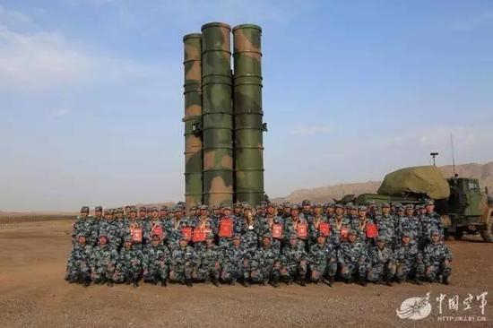 图片：中国空军装备的早期型S-300PMU导弹。