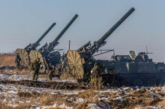 俄军正在训练中