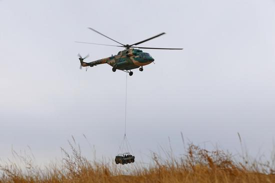 第76集团军陆航运输直升机吊运“山猫”全地形车。
