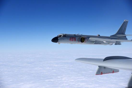 空军“神威大队”轰-6K轰炸机。