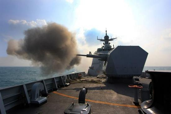 052D型驱逐舰130毫米舰炮射击。
