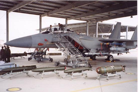 　　△有些国家采购美制战机的原因不是喜欢战机平台，而是琳琅满目的弹药清单，图为沙特F-15S的武器展示