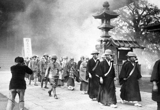 图片：进行防毒气训练的日本僧侣，但有更多的普通百姓连防毒面具也没有。
