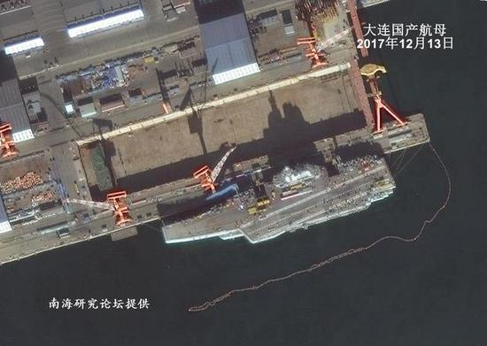 正在舾装的002航母，此时89号舰还未抵达。图片来源：南海研究论坛