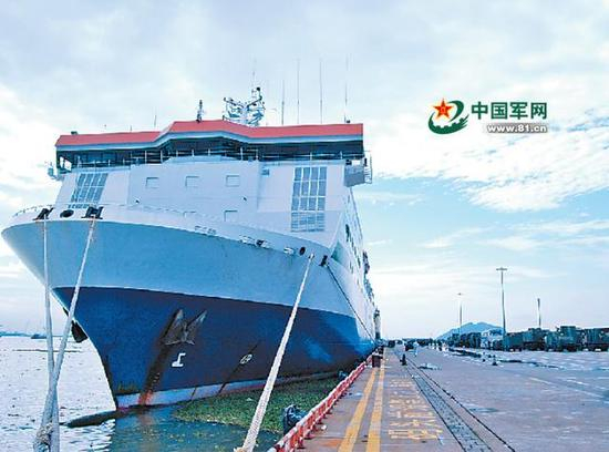 战略投送支援船队船只执行码头装载任务。