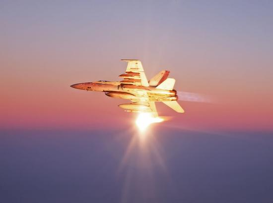 △美国F-18C在派驻阿富汗前测试其曳光弹，画面中它是开着加力的