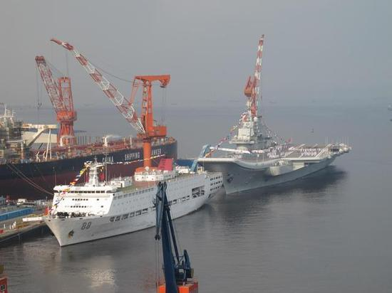 88徐霞客船和16辽宁号航母