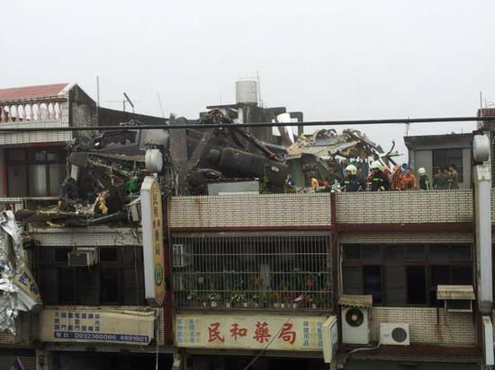 　　2014年4月25日，台军一架AH-64E型“阿帕奇”直升机坠毁于桃园县一座民宅房顶上，机组成员两人都生还