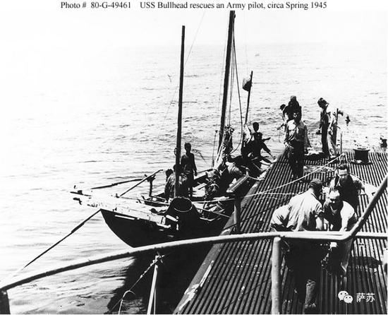 　　▲ 在南海方面，中国虽然缺乏海空力量，但作为东道国，在反法西斯战争期间依然顽强地和盟军方面实施合作，这是1945年3月，美国潜艇牛头鱼号与中方在南海的海上游击队接触，迎收被中方救出的美军B-29轰炸机组飞行员