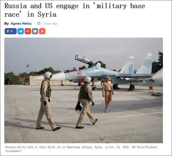 赫迈米姆（Hmeimim）新空军基地中的俄军飞行员正走向苏-30战机&nbsp;&nbsp; 《美国国防新闻周刊》截图