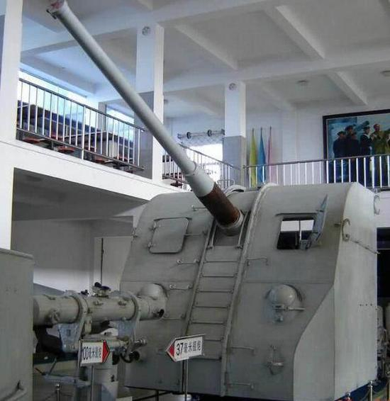 61型单管100毫米舰炮弹道性能好，射程和威力都比较可观