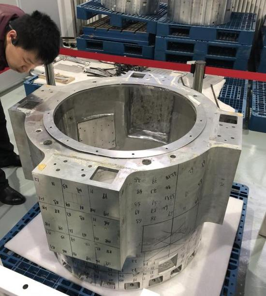 火箭箭体尾段样品，可见四周的燃气舵安装位置