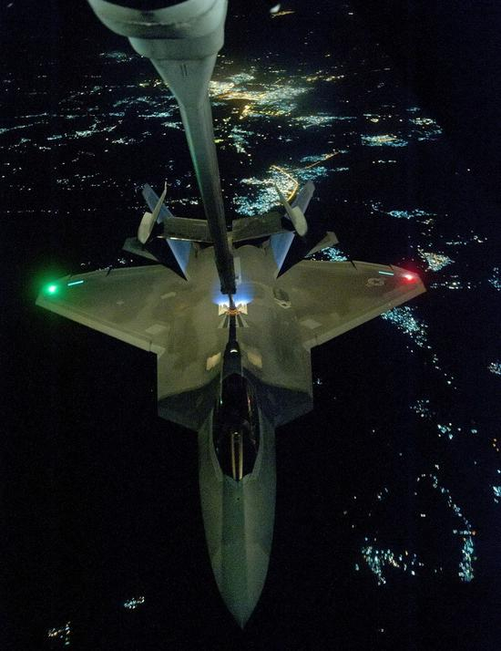 　一架F-22正在接受空中加油，照片摄于2014年9月对叙利亚境内的ISIS目标展开空袭行动之前