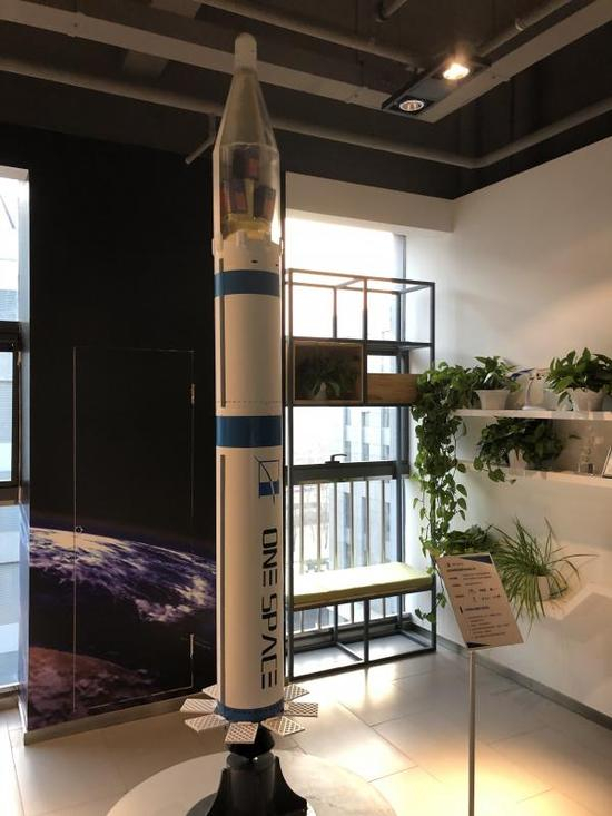 零壹航天办公室门口摆放着早期设想的火箭概念模型