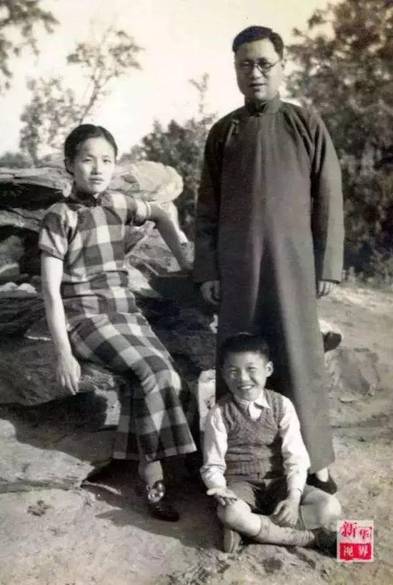 幼年顾诵芬和父母的合影