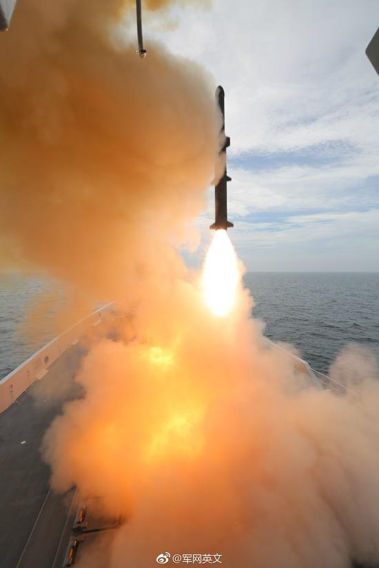 054A型护卫舰在东海海域发射鱼-8A反潜导弹。
