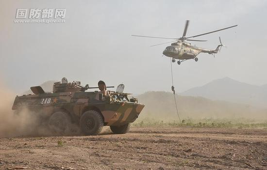 双方官兵展开分队反恐战术训练。