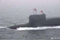 中国海军8艘潜艇接受检阅 新型战略核潜艇体型硕大