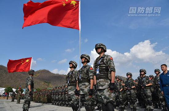 “金龙-2018”开训仪式现场，参演官兵整齐列队。