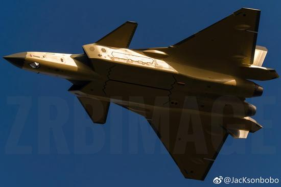 歼-20非国发版原型机。图片来源见水印，非常感谢作者。