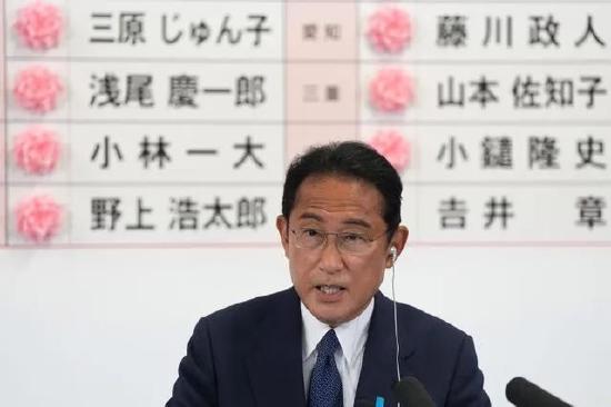 7月10日,在日本东京自民党总部,日本首相、自民党总裁岸田文雄在为当选议员贴花后发表讲话。图源:新华社