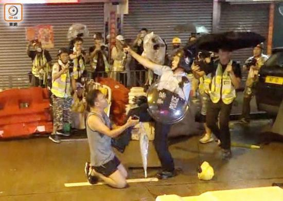 部分媒体传出的持枪警员踢开跪地示威者。（图源：东网）