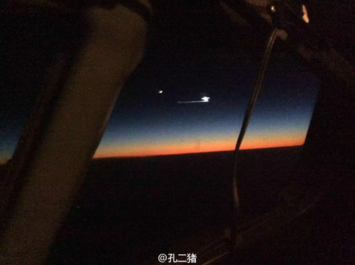 　　网友在飞机上拍摄，上传者可能是民航飞行员，上传时间12月13日23：48，网友称事情发生时间是上传照片的两个半小时前，左侧亮点为月亮