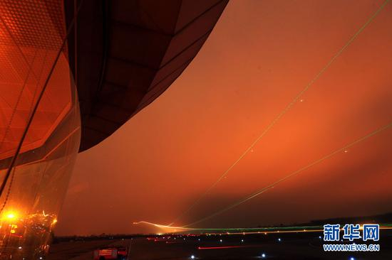 　　2015年3月3日,“海空雄鹰团”进行夜间飞行训练,三条弧线分别是战斗机着落和复飞时划过夜空留下的轨迹。