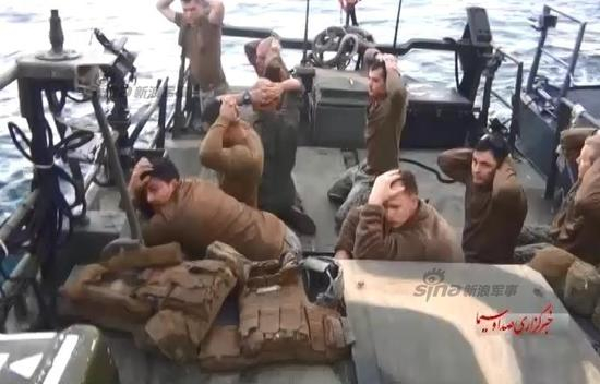 　　据美国有线电视新闻网1月13日报道，美国五角大楼表示伊朗扣留两艘美国军舰，和10名船员。据称这两艘军舰是在驶入伊朗领海时被扣。